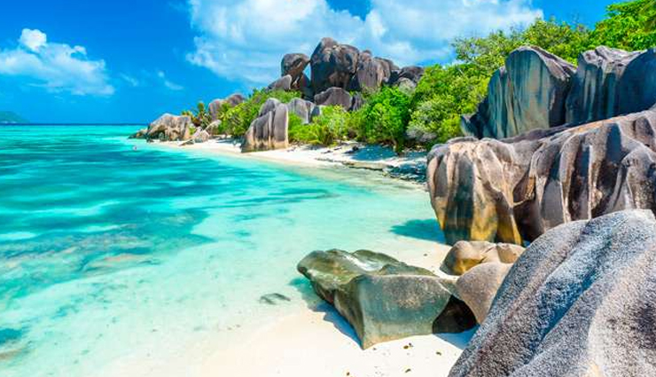 beautiful islands,beautiful islands to visit in the world,maldives,bora bora,french polynesia,seychelles,santorini,greece,the cook islands,bali,indonesia