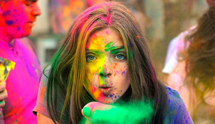 Holi 2018 : होली के रंगों से आँखों में होने वाली जलन के घरेलू उपचार