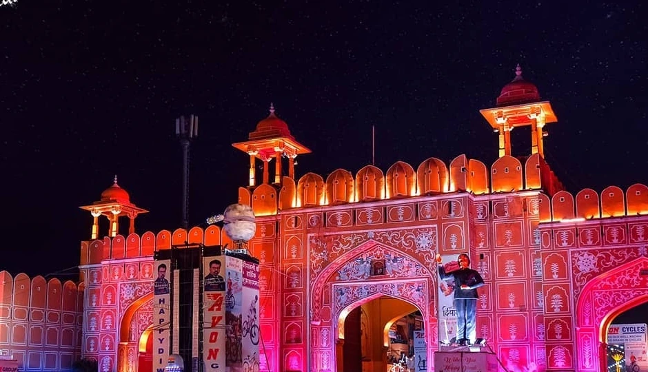 दीपोत्सव 2025: गुलाबी नगरी में बिछा रोशनी का जादू, सीता स्वयंवर से टाइटेनिक तक सज गई जयपुर की गलियां