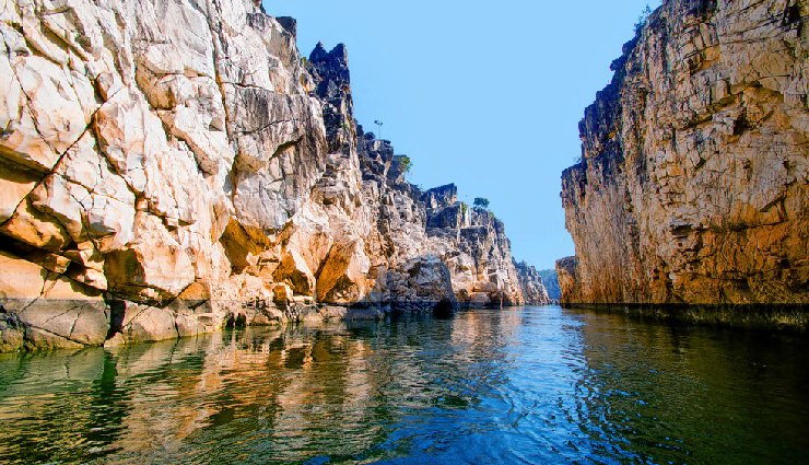 bandhavgarh national park,places to visit near bandhavgarh,bandhavgarh attractions,nearby tourist spots,jabalpur marble rocks,dhuandhar falls,fossil national park ghughua,baghel museum,bamera dam,bandhavgarh fort,mahaman pond,shesh shaiya,tala village,bhimbetka rock shelters,madhya pradesh travel