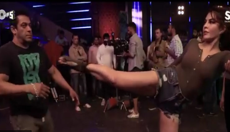 जैकलीन ने मारी सलमान खान को किक देखे वीडियो