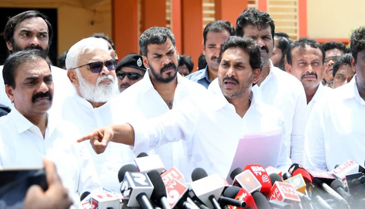 पिनेली रामकृष्ण रेड्डी को हत्या के प्रयास के झूठे आरोपों में गिरफ्तार किया: जगन रेड्डी पिनेली रामकृष्ण रेड्डी को हत्या के प्रयास के झूठे आरोपों में गिरफ्तार किया: जगन रेड्डी