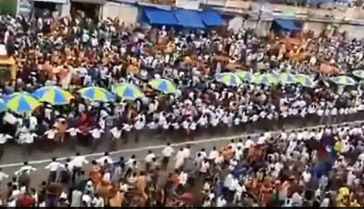 जगन्नाथ की रथ यात्रा में लाखों लोगों की भीड़ के बीच भक्‍तों ने एम्बुलेंस को दिया इस तरह रास्ता, वीडियो हुआ वायरल