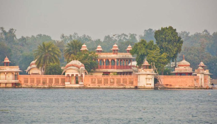 historical places in udaipur,udaipur historical sites,beautiful places in udaipur,top attractions in udaipur,must-visit udaipur monuments,best forts in udaipur,palaces in udaipur,udaipur heritage tour,udaipur cultural sites,udaipur tourist spots