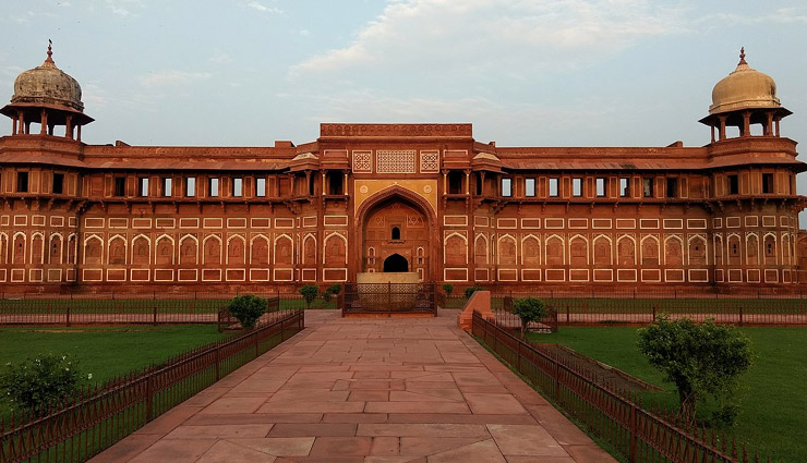 best places to visit in agra,top tourist spots in agra,must-visit places in agra uttar pradesh,agra tourist attractions,historical monuments in agra,places to visit near taj mahal,famous mughal architecture in agra,agra fort sound and light show,fatehpur sikri attractions,best mughlai restaurants in agra