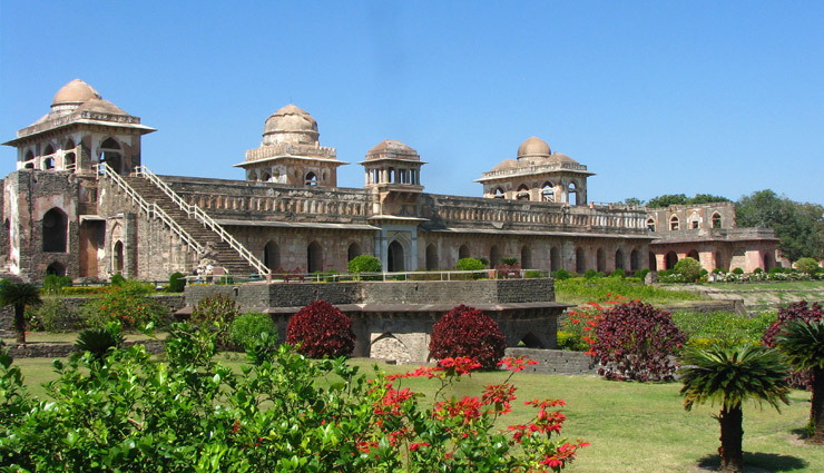 10 amazing places to explore in mandu,tourist attractions in mandu,historical monuments in mandu,jahaz mahal mandu,hathi mahal mandu,rani roopmati’s pavilion mandu,baz bahadur’s palace mandu,hindola mahal mandu,bagh caves mandu,hoshang shah’s tomb mandu,jami masjid mandu,munja talao mandu,rewa kund mandu,best places to visit in mandu,mandu tourist guide,things to do in mandu