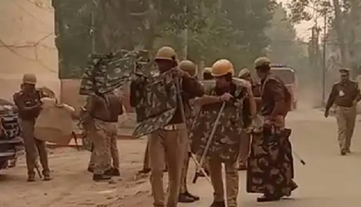 ​​​​​​​फर्रुखाबाद जिला जेल में कैदियों का उपद्रव, साथी की मौत से गुस्साए कैदियों ने लगाई आग, पथराव में 30 सिपाही घायल