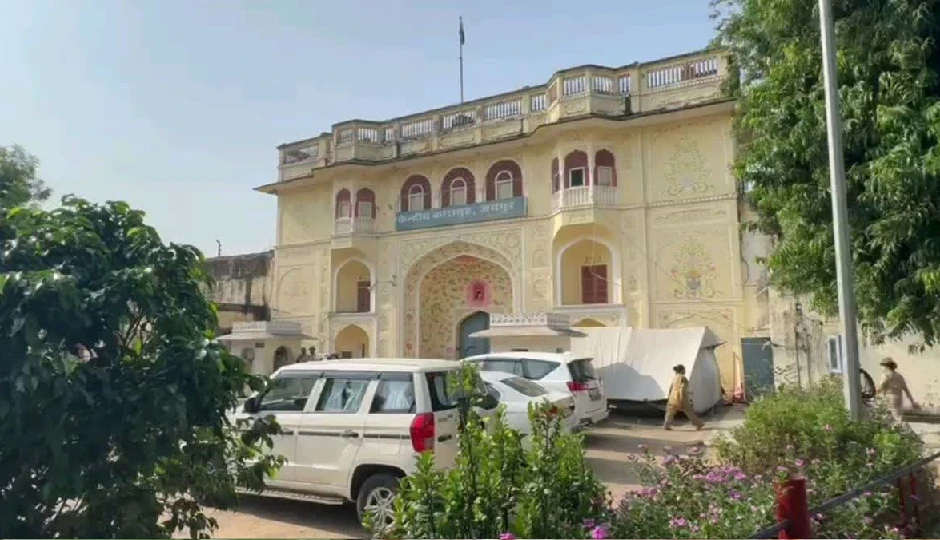 जयपुर सेंट्रल जेल से दो कैदी फरार, दीवार पर चढ़ने के लिए पानी के पाइप का इस्तेमाल