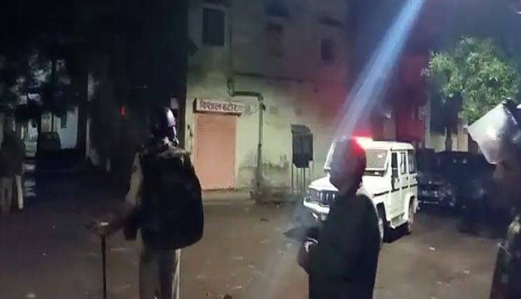 rajasthan,jaipur,section 144 imposed,lathicharge,vehicles damaged in jaipur,violent stir in jaipur,jaipur news,news,news in hindi