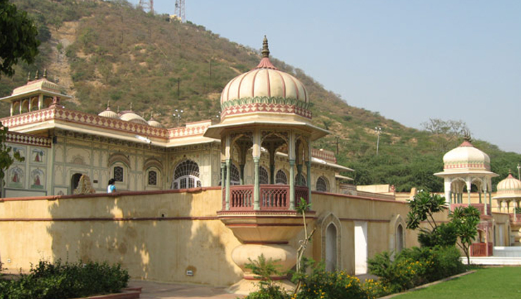 famous monuments of jaipur,jaipur,rajasthan,india,amber fort,city palace,Hawa Mahal,jal mahal,sisodia rani garden,jantar mantar