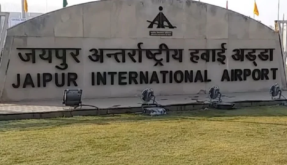 जयपुर एयरपोर्ट पर स्पाइसजेट फ्लाइट SG-651 छह घंटे लेट, यात्री भड़के, बोले- ठंड में भूखे-प्यासे रखा