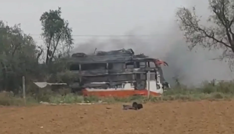 जयपुर के पास दर्दनाक हादसा: हाईटेंशन तार की चपेट में आई मजदूरों से भरी बस, दो की मौत और 10 झुलसे