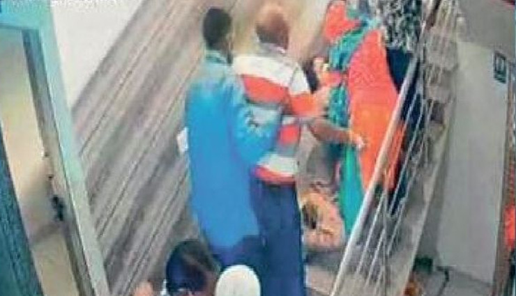 जयपुर: अस्पताल में लगी आग, ऑक्सीजन हटाकर परिजन सीढ़ियों से बाहर ले आए कोरोना मरीज को, हुई मौत