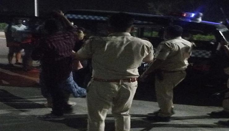 जयपुर : सूनी सड़क पर तेज रफ्तार में कार दौड़ा तोड़ी पुलिस नाकाबंदी, युवक व युवती ने मचाया हंगामा