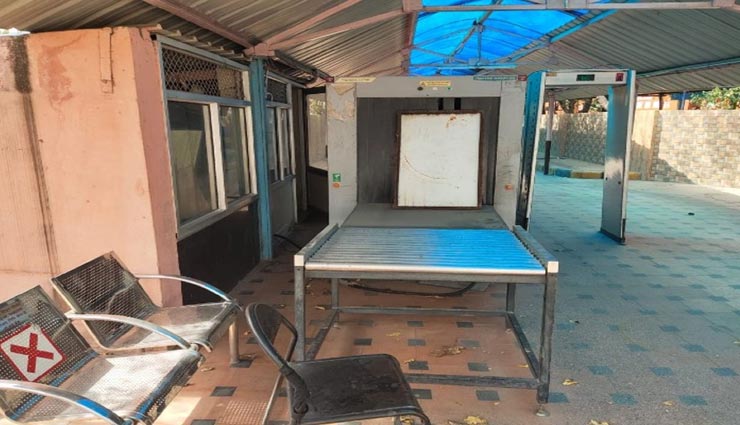 जयपुर जंक्शन की व्यवस्था के बिगड़े हालात, खराब पड़ी स्कैनर मशीन और एस्केलेटर, सैनिटाइजर भी खाली