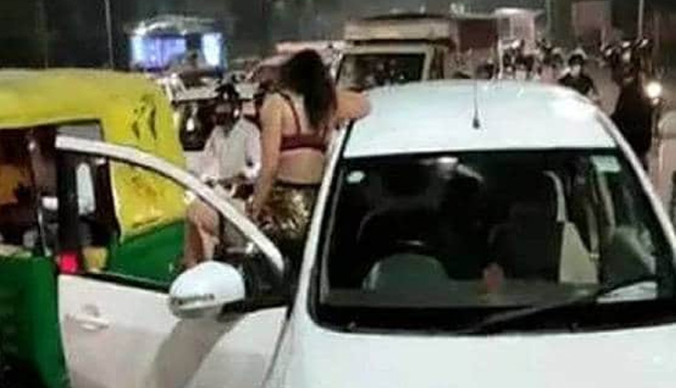 नशे में धुत लड़की ने किया हंगामा, बीच सड़क पर ऐसे दिए पोज, वीडियो वायरल