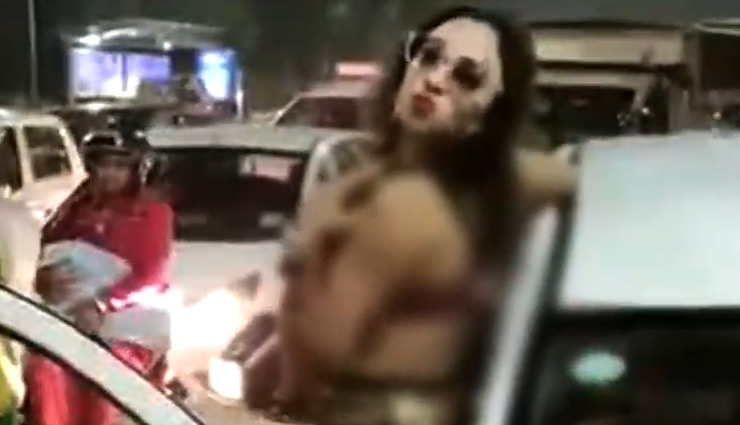 weird news in hindi,drunk girl,road,traffic