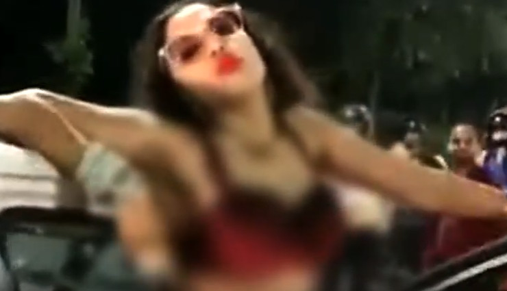 weird news in hindi,drunk girl,road,traffic