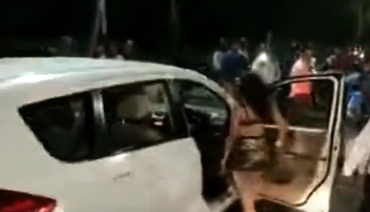 weird news in hindi,drunk girl,road,traffic