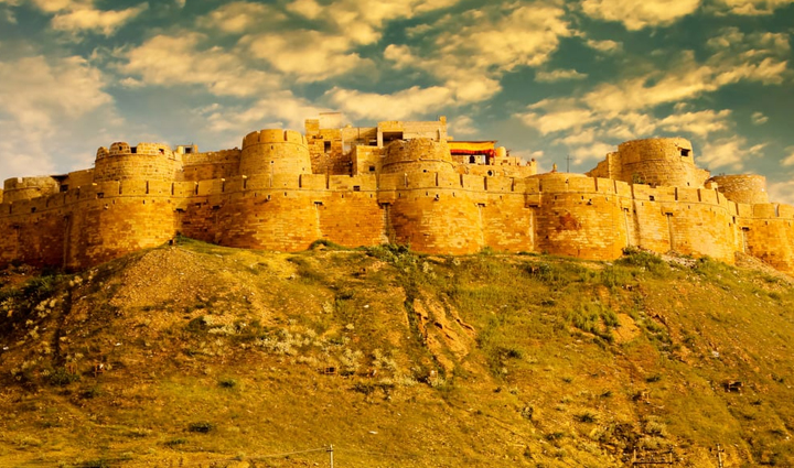 नए साल के प्रमुख दर्शनीय स्थलों में से एक हैं जैसलमेर किला, जानें इससे जुड़ी रोचक जानकारी 