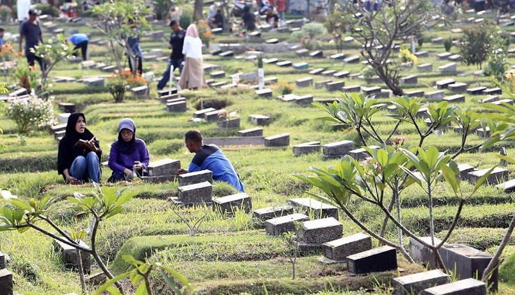 यहां कब्रिस्तान  में एक के ऊपर एक दफनाए जा रहे है शव, वजह चौकाने वाली