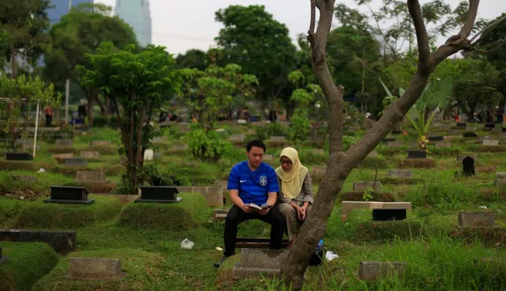 यहां कब्रिस्तान में एक के ऊपर एक दफनाए जा रहे है शव, वजह चौकाने वाली weird news in hindi,jakarta,cemeteries,indonesia