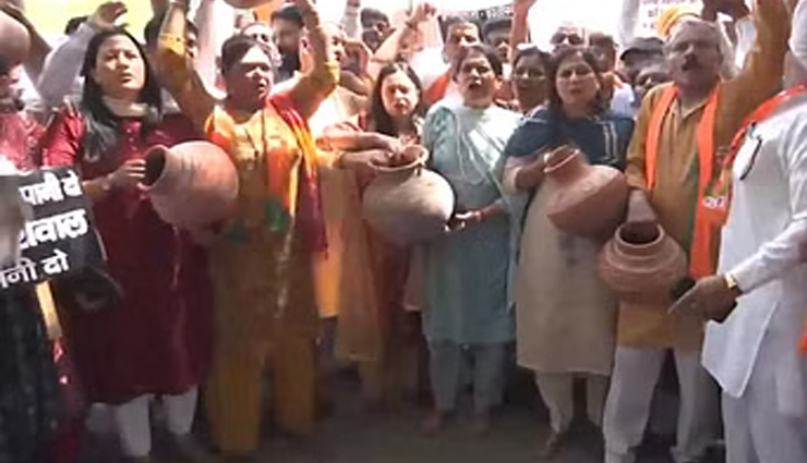 जल संकट: कांग्रेस के मटका फोड़ के बाद अब भाजपा का जल आंदोलन, दिल्ली सरकार पर लगाए आरोप
