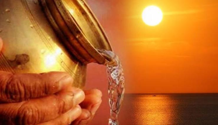 सूर्य को जल अर्पण करने से स्थिति होती है मजबूत, जानें इसका तरीका