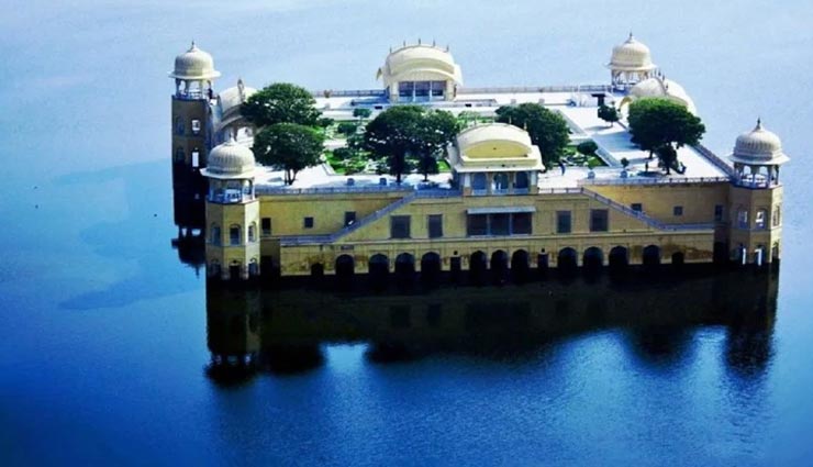 भारत का यह अनोखा महल जिसकी चार मंजिल हैं पानी के अंदर