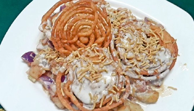 जलेबी पर डाला प्याज़, दही और सेव-पापड़ी से किया गार्निश, लोग बोले- लोग कैसे-कैसे पाप करते हैं