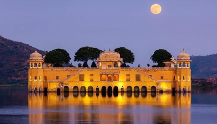 झील के बीचों-बीच बने इस महल की चार मंजिल डूबी है पानी के अंदर
