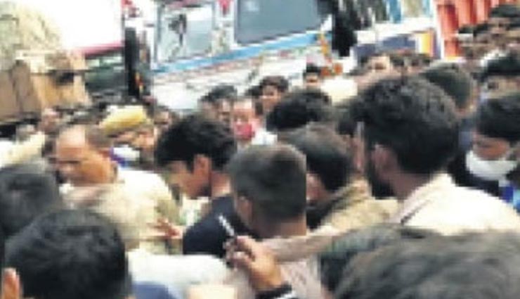 भरतपुर : डंडा मारकर ट्रक ड्राइवर का सिर फोड़ने पर हुआ हंगामा, टोल प्लाजा पर ड्राइवरों ने लगाया जाम