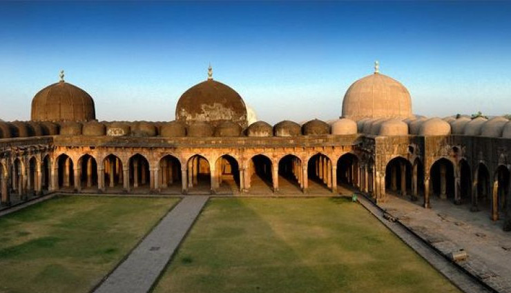 10 amazing places to explore in mandu,tourist attractions in mandu,historical monuments in mandu,jahaz mahal mandu,hathi mahal mandu,rani roopmati’s pavilion mandu,baz bahadur’s palace mandu,hindola mahal mandu,bagh caves mandu,hoshang shah’s tomb mandu,jami masjid mandu,munja talao mandu,rewa kund mandu,best places to visit in mandu,mandu tourist guide,things to do in mandu