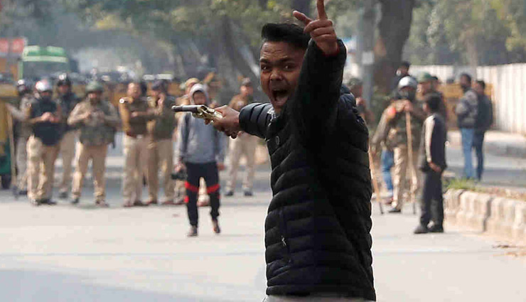 जामिया गोली कांड: तकरीबन 17 सेकेंड तक पिस्टल लहराता रहा हमलावर, हाथ बांधे खड़ी रही पुलिस, पूरे इलाके में अफरा-तफरी 