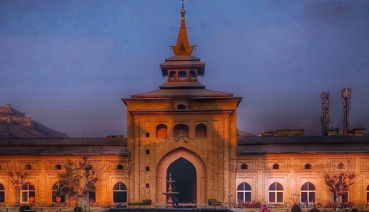 दुनियाभर में चर्चा का विषय बनती हैं भारत के इन मस्जिदों की खूबसूरती, जरूर करें इनका दीदार famous indian mosques,best mosques to visit in india,islamic architecture in india,historical mosques in india,famous muslim shrines in india,must-visit mosques in india,religious significance of indian mosques,cultural heritage of indian mosques,top mosques to explore in india,india most iconic mosques