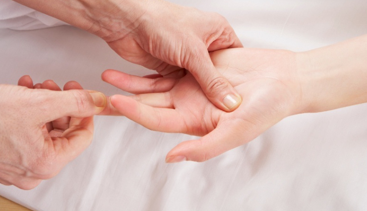 6 Remedies To Treat Jammed Fingers Naturally