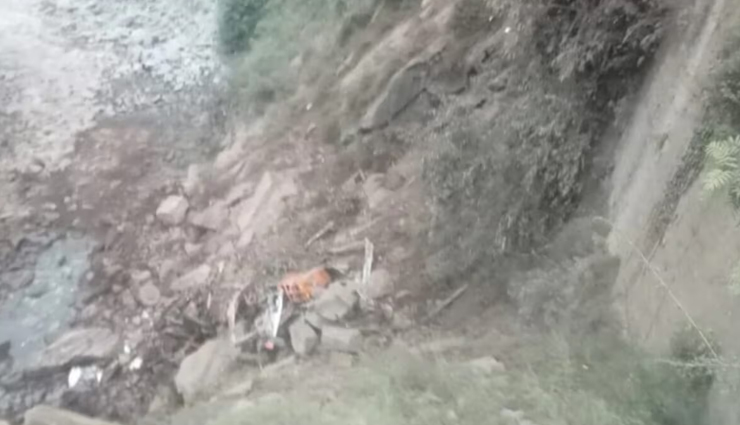 जम्मू-श्रीनगर नेशनल हाइवे पर भूस्खलन, खाई में गिरा ट्रक, 4 मरे