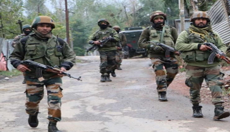 जम्मू कश्मीर: सुरक्षाबलों ने आतंकियों के बड़े ठिकाने का किया भंडाफोड़, गुफा में मिले विस्फोटक उपकरण और वायरलेस सेट