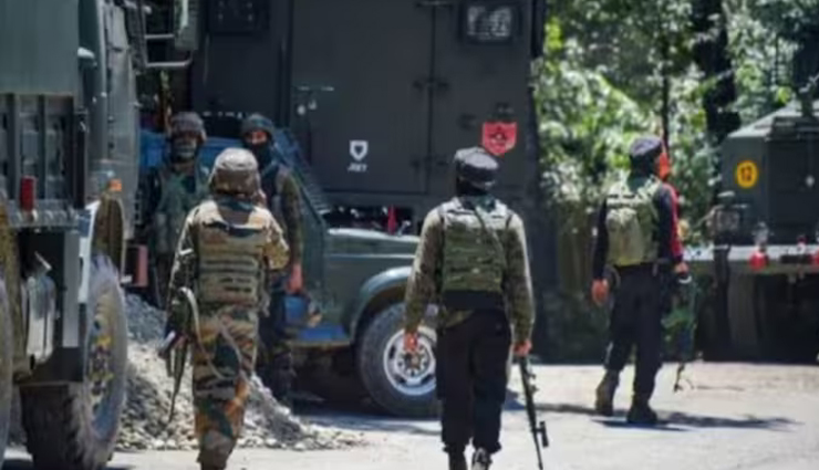 जम्मू-कश्मीर में पाकिस्तान निर्मित पिस्तौल, ग्रेनेड के साथ आतंकवादी सहयोगी गिरफ्तार
