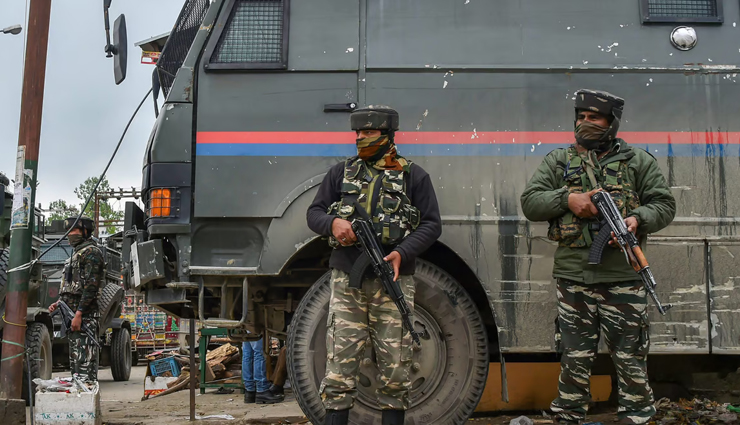 कुलगाम में दोहरे मुठभेड़ में दो और आतंकवादी मारे गए, राजौरी में गोलीबारी में सेना का जवान घायल