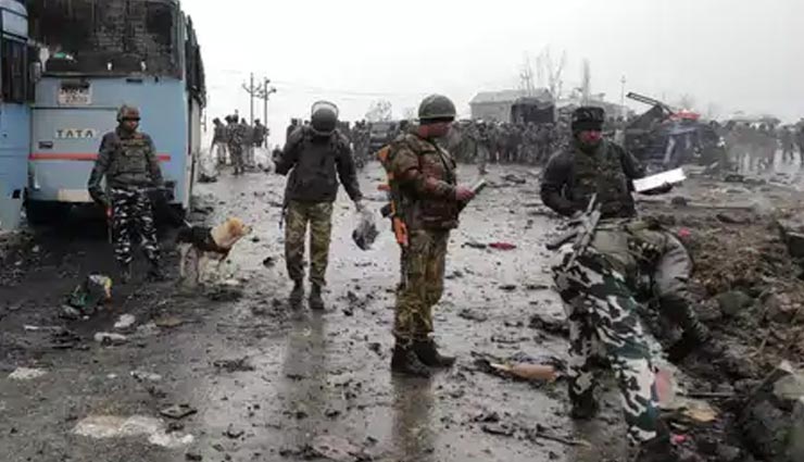 जम्मू-कश्मीर: पुलवामा में सबसे बड़ा आतंकी हमला, CRPF के 42 जवान शहीद, आतंकी संगठन जैश-ए-मोहम्मद ने ली जिम्मेदारी 