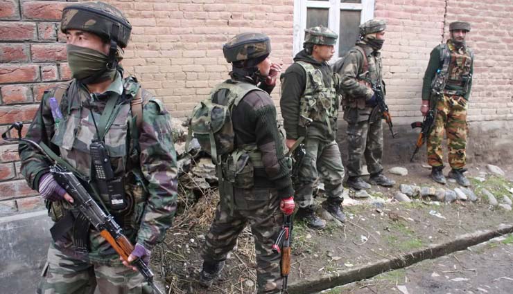 जम्‍मू-कश्‍मीर: बारामूला के सोपोर में सुरक्षा बलों ने आतंकियों को घेरा, दोनों ओर से गोलीबारी जारी