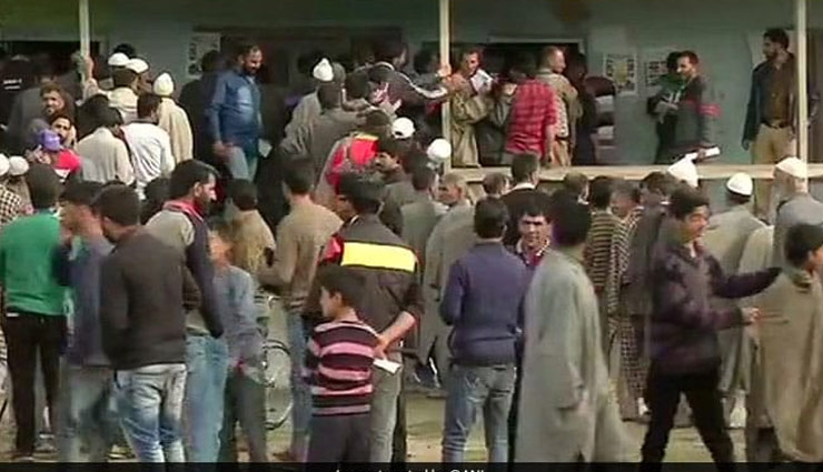 लोकसभा चुनाव 2019 : पुंछ में EVM पर कांग्रेस चिह्न का बटन नहीं कर रहा काम, उमर अब्दुल्ला ने शेयर किया वीडियो