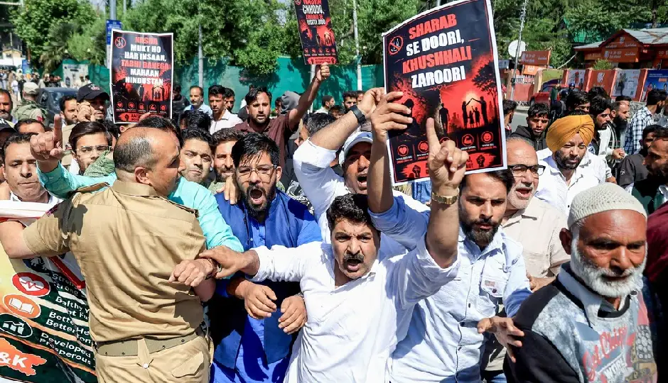 शराबबंदी की मांग को लेकर गरमाया कश्मीर, बीजेपी का जोरदार प्रदर्शन, मुख्यमंत्री आवास के बाहर जमकर हंगामा; हिरासत में कई कार्यकर्ता