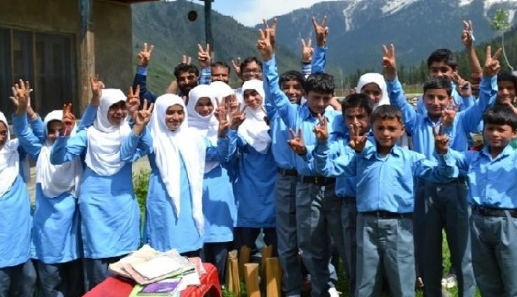 कश्मीर में कड़ी सुरक्षा के बीच आज पटरी पर लौटेगी जिंदगी, खुलेंगे 190 स्कूल, लैंडलाइन की सुविधा भी शुरू