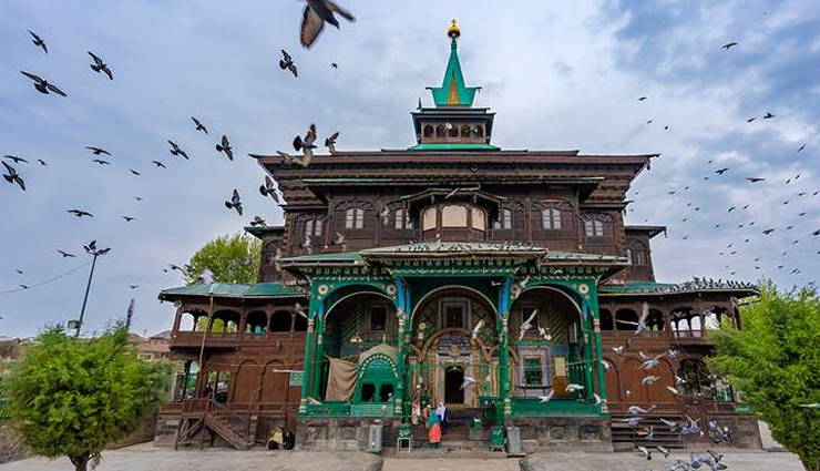 इन धार्मिक स्थलों के लिए जाना जाता हैं जम्मू-कश्मीर, श्रद्धालुओं को करते हैं आकर्षित