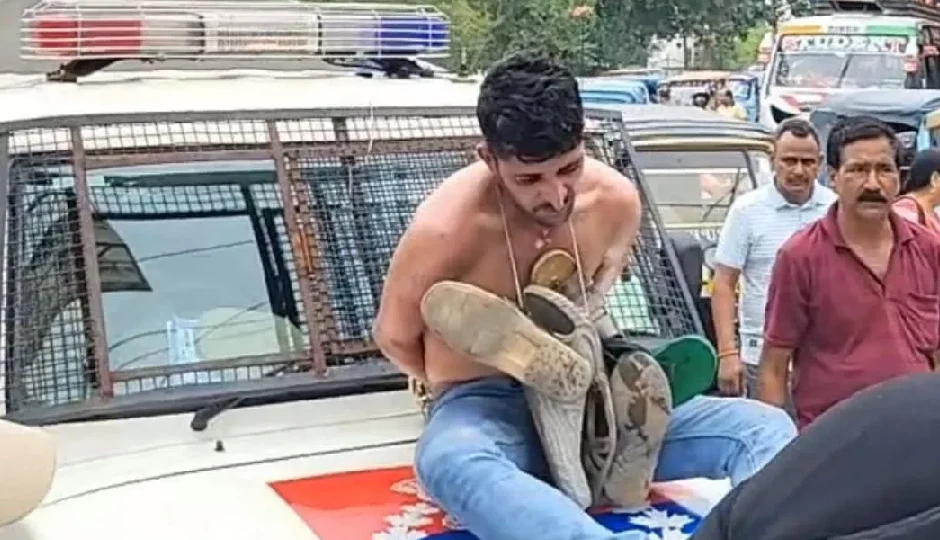 जम्मू में लूट के आरोपी को मिली 'सार्वजनिक सजा', जूतों की माला पहनाकर पुलिस ने निकाली परेड