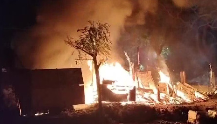 जमशेदपुर: सड़क पर लगे झंडे को लेकर 2 पक्षों के बीच पत्थरबाजी, उपद्रवियों ने दुकानें जलाईं. कई लोग घायल, धारा 144 लागू