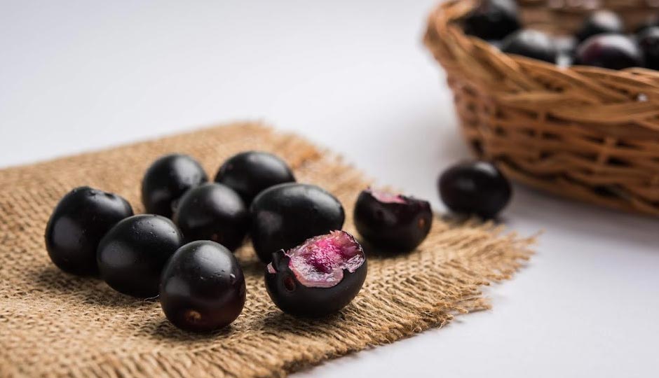 10 Amazing Benefits of Jamun for Skin and Hair