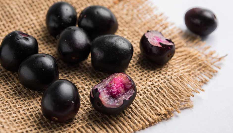 13 Benefits of Jamun Seeds for Skin and Hair
